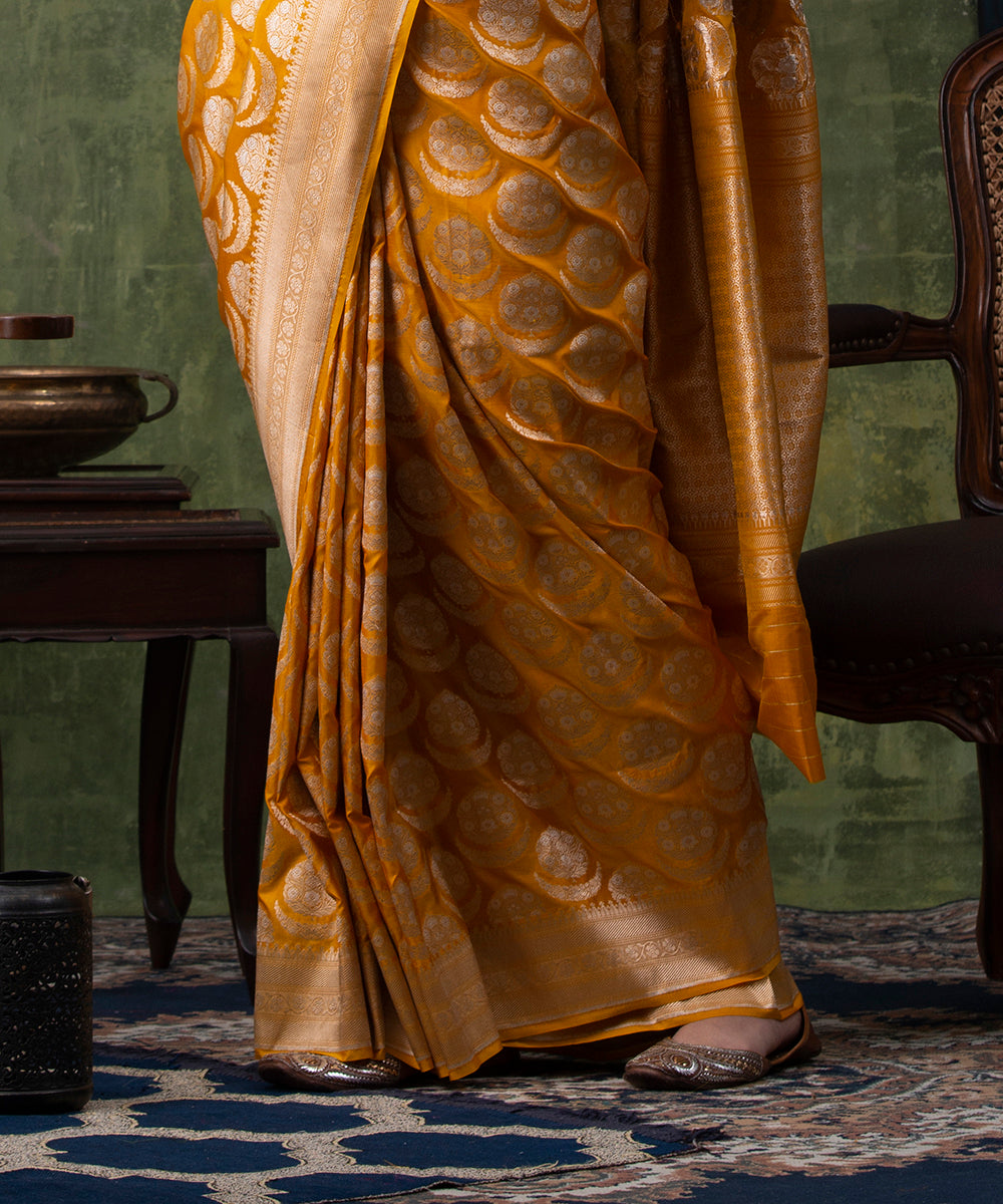 Mustard_Handloom_Pure_Katan_Silk_Banarasi_Saree_with_Floral_Motifs_WeaverStory_04