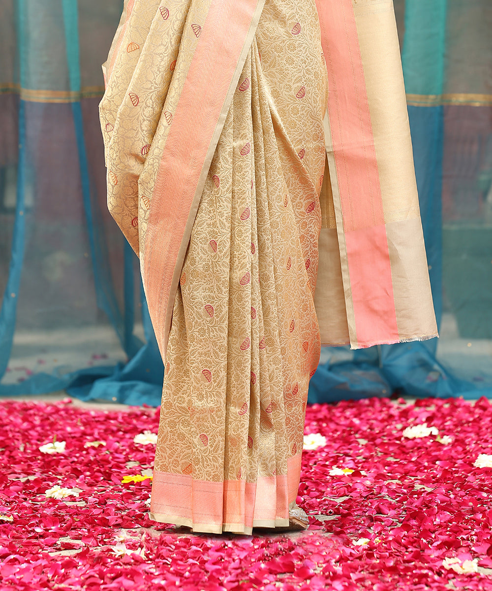 Handloom_Beige_And_Gold_Kimkhab_Pure_Katan_Silk_Banarasi_Saree_With_Peach_Zari_Border_WeaverStory_04
