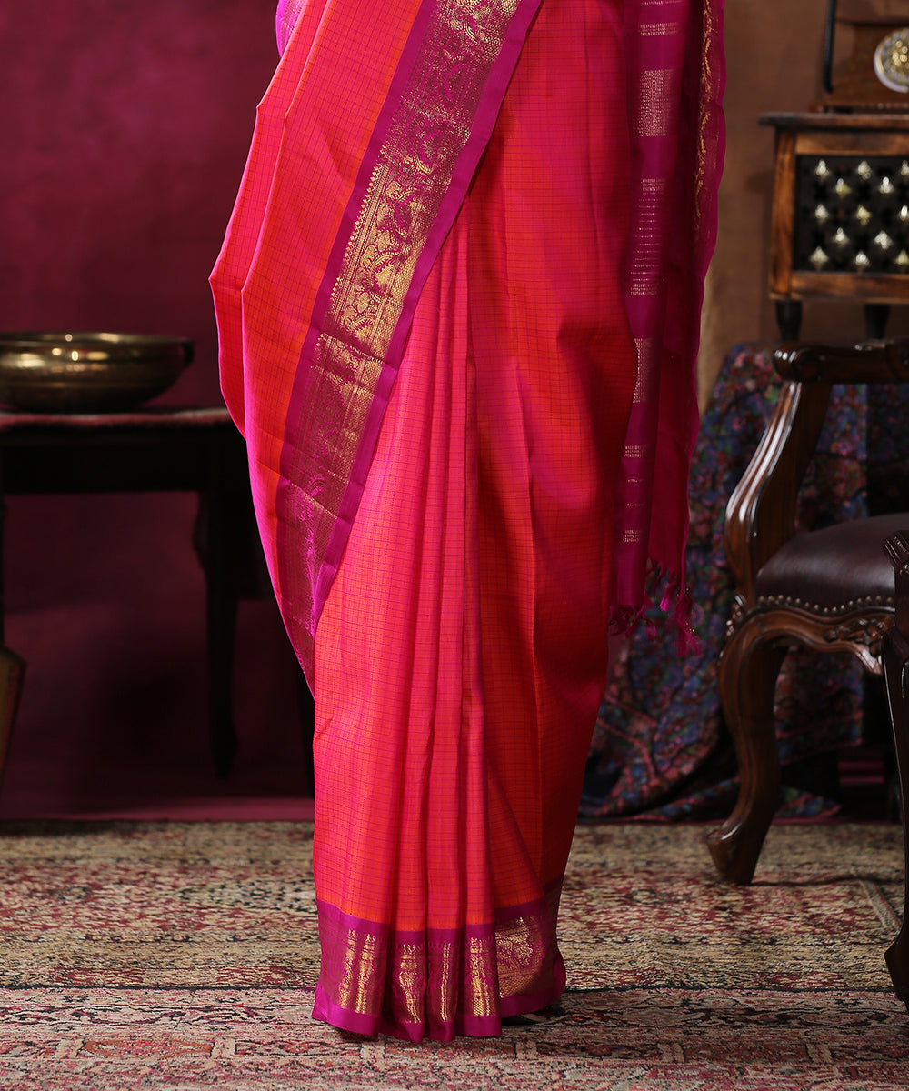 Handloom_Pink_And_Orange_Check_Pure_Silk_Kanjivaram_Saree_With_Purple_Border_WeaverStory_04