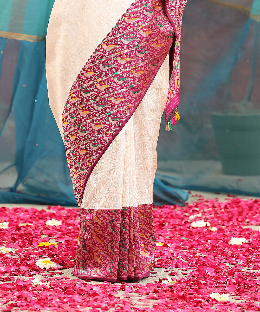 Handloom_White_And_Gold_Brocade_Pure_Katan_Silk_Banarasi_Saree_With_Purple_Shikargah_Border_WeaverStory_04