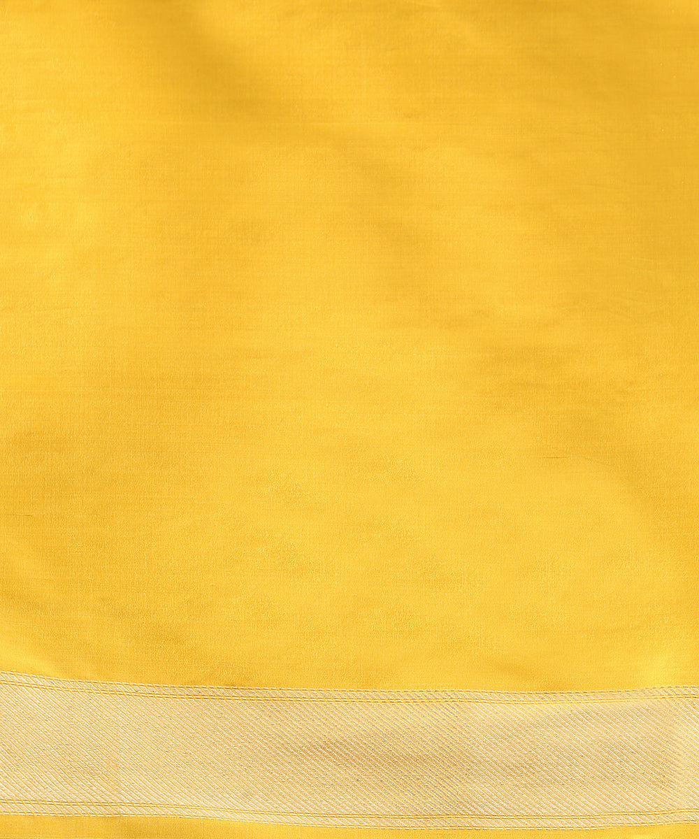 Golden_Yellow_Handloom_Brocade_Pure_Katan_Silk_Banarasi_Saree_With_Shikargah_Border_WeaverStory_05