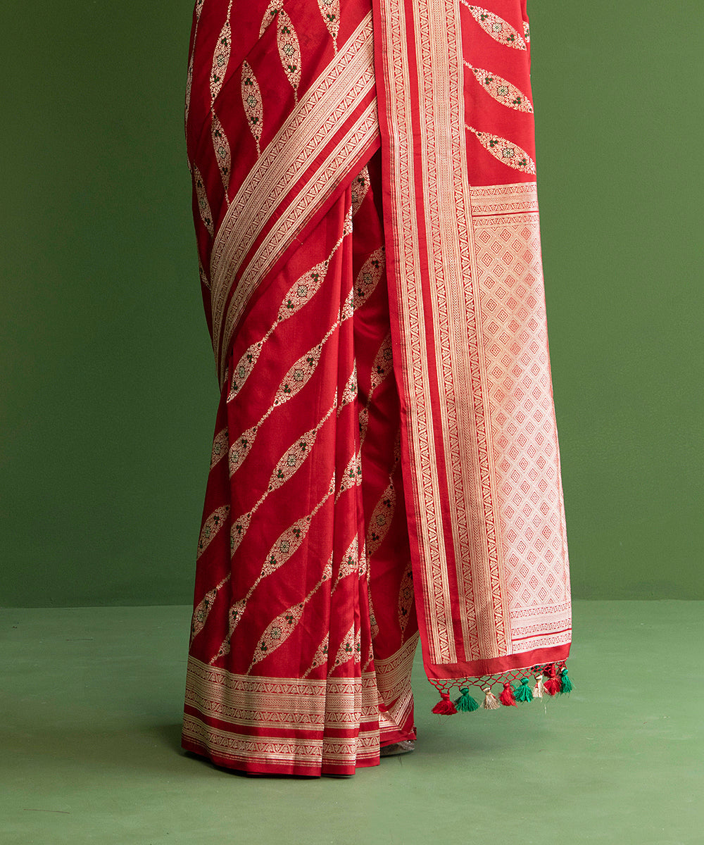 Handloom_Red_Pure_Katan_Silk_Banarasi_Saree_with_Meenakari_Aada_Bel_WeaverStory_04