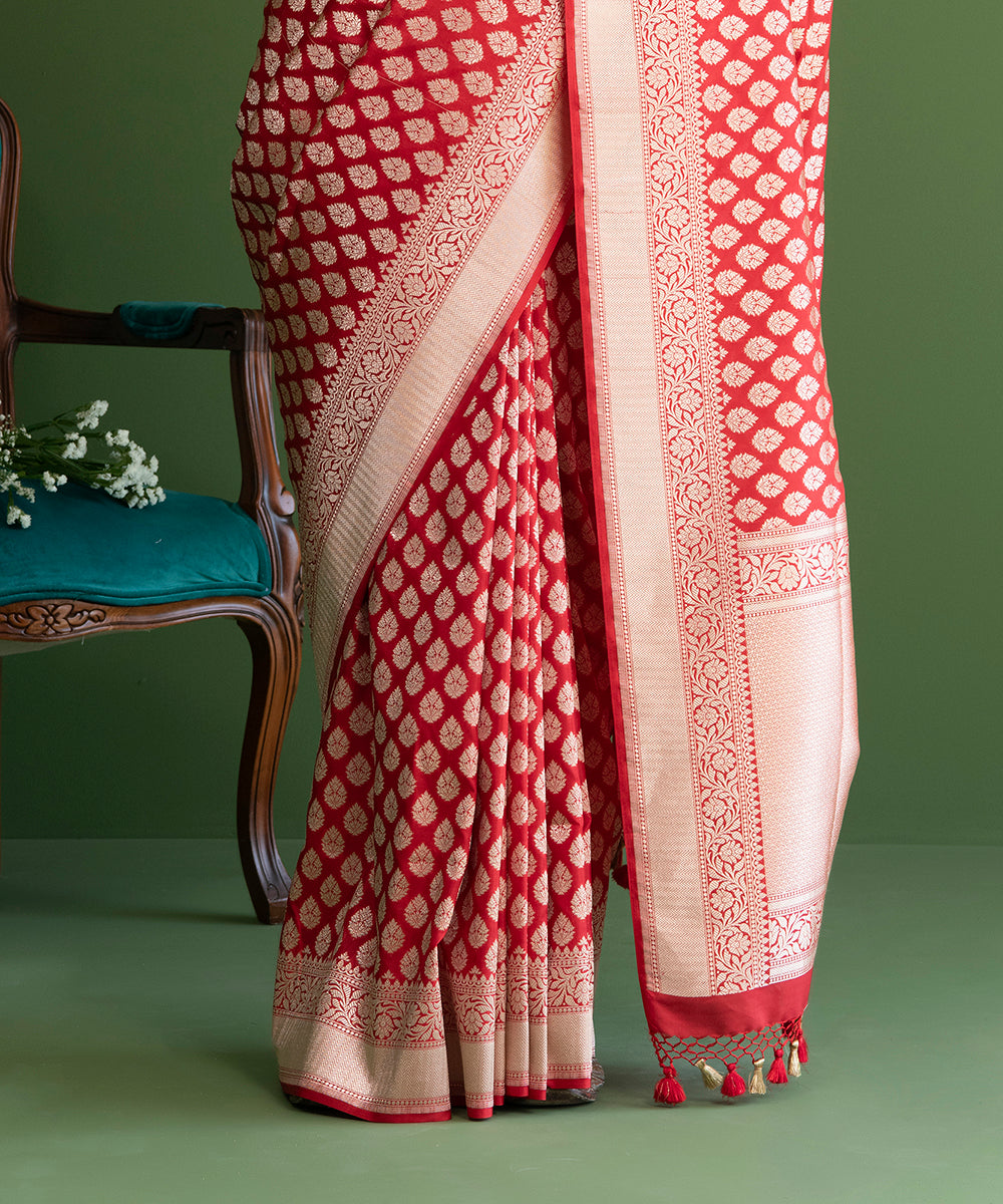 Red_Handloom_Pure_Katan_Silk_Banarasi_Saree_with_Small_Mughal_Booti_WeaverStory_04