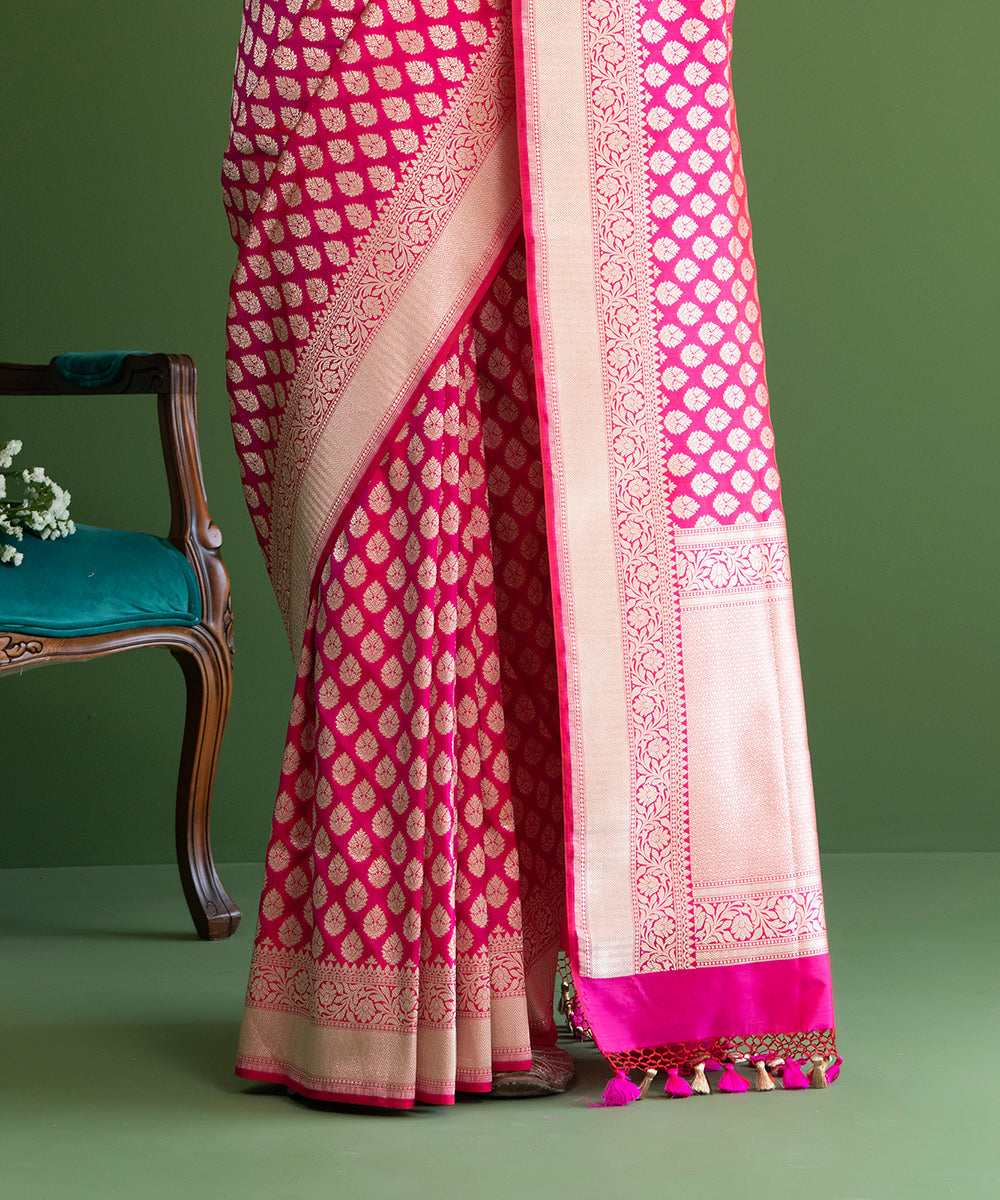 Magenta_Handloom_Pure_Katan_Silk_Banarasi_Saree_with_Small_Mughal_Booti_WeaverStory_04