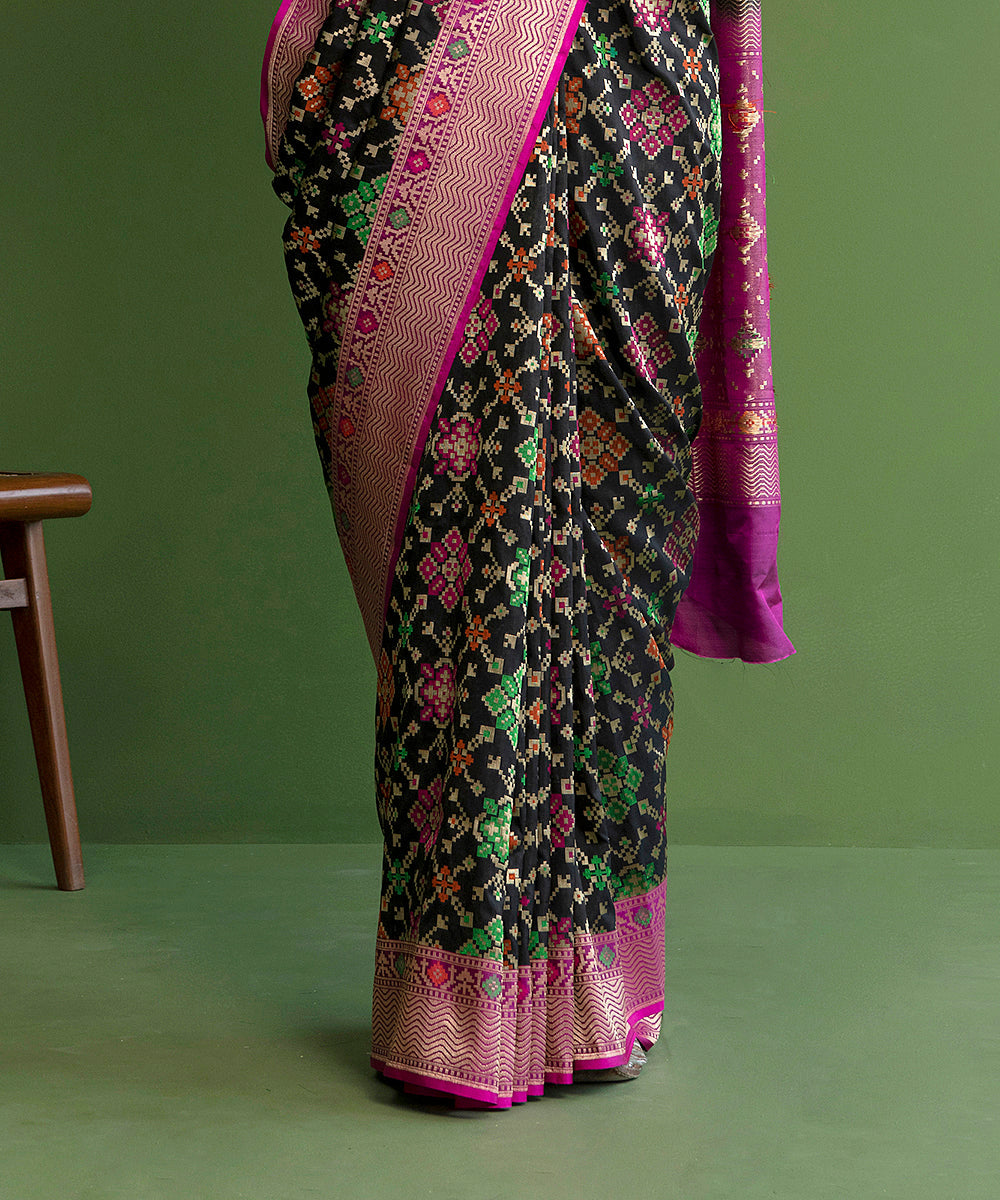 Handloom_Black_Pure_Katan_Silk_Banarasi_Patola_Saree_With_Pink_Border_WeaverStory_04