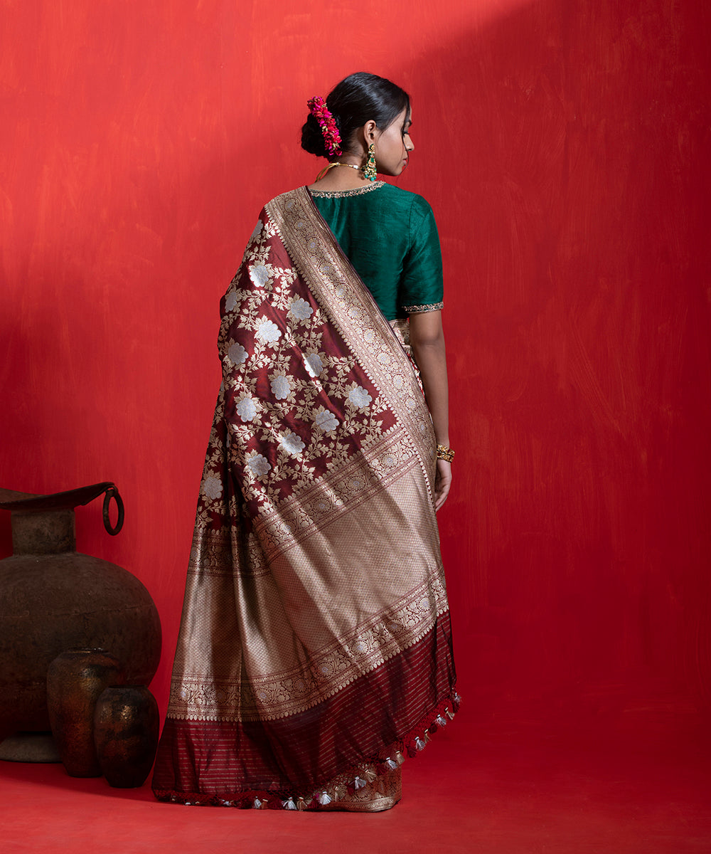 Maroon_And_Black__Dual_Tone_Handloom_Pure_Katan_Silk_Saree_With_Angoor_Jaal_WeaverStory_03