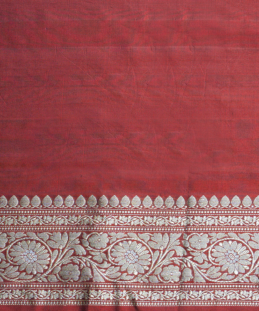 Maroon_And_Black__Dual_Tone_Handloom_Pure_Katan_Silk_Saree_With_Angoor_Jaal_WeaverStory_05