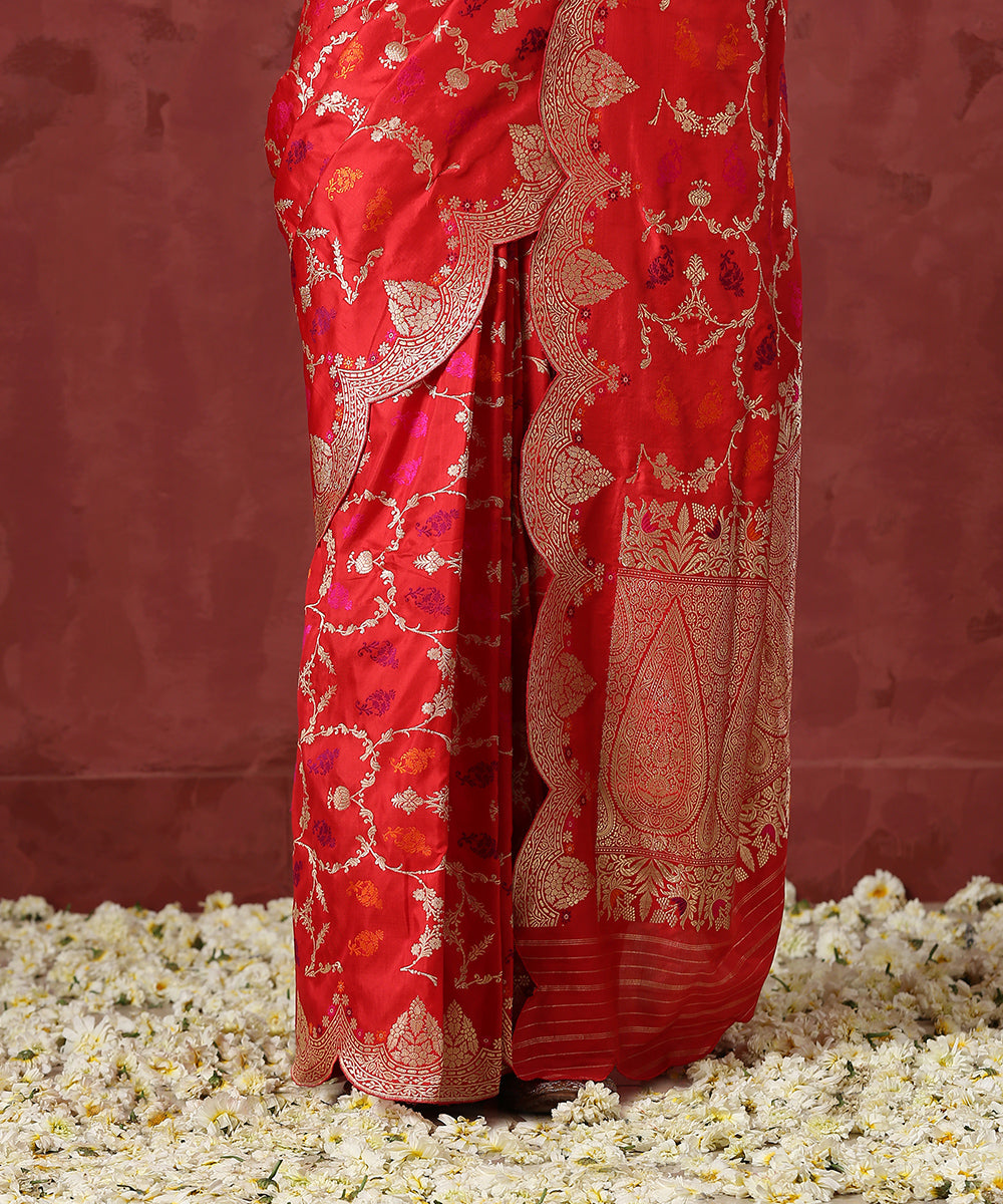 Red_Handloom_Pure_Katan_Silk_Banarasi_Saree_With_Scallop_Borders_WeaverStory_04
