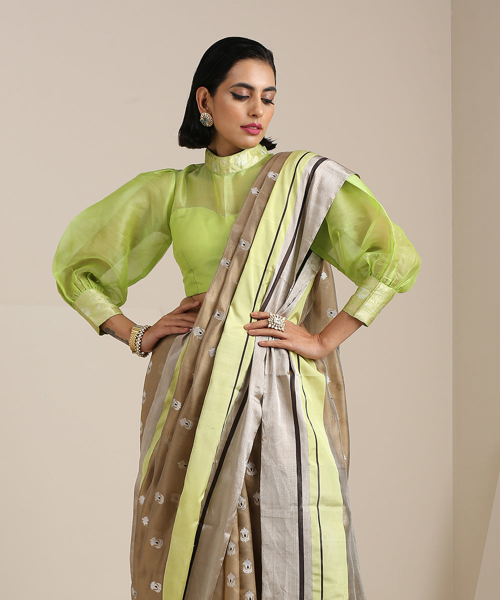 Handloom_Beige_Chanderi_Silk_Saree_With_Silver_Zari_Mughal_Motifs_And_Green_Mashroo_Silk_Border_WeaverStory_01