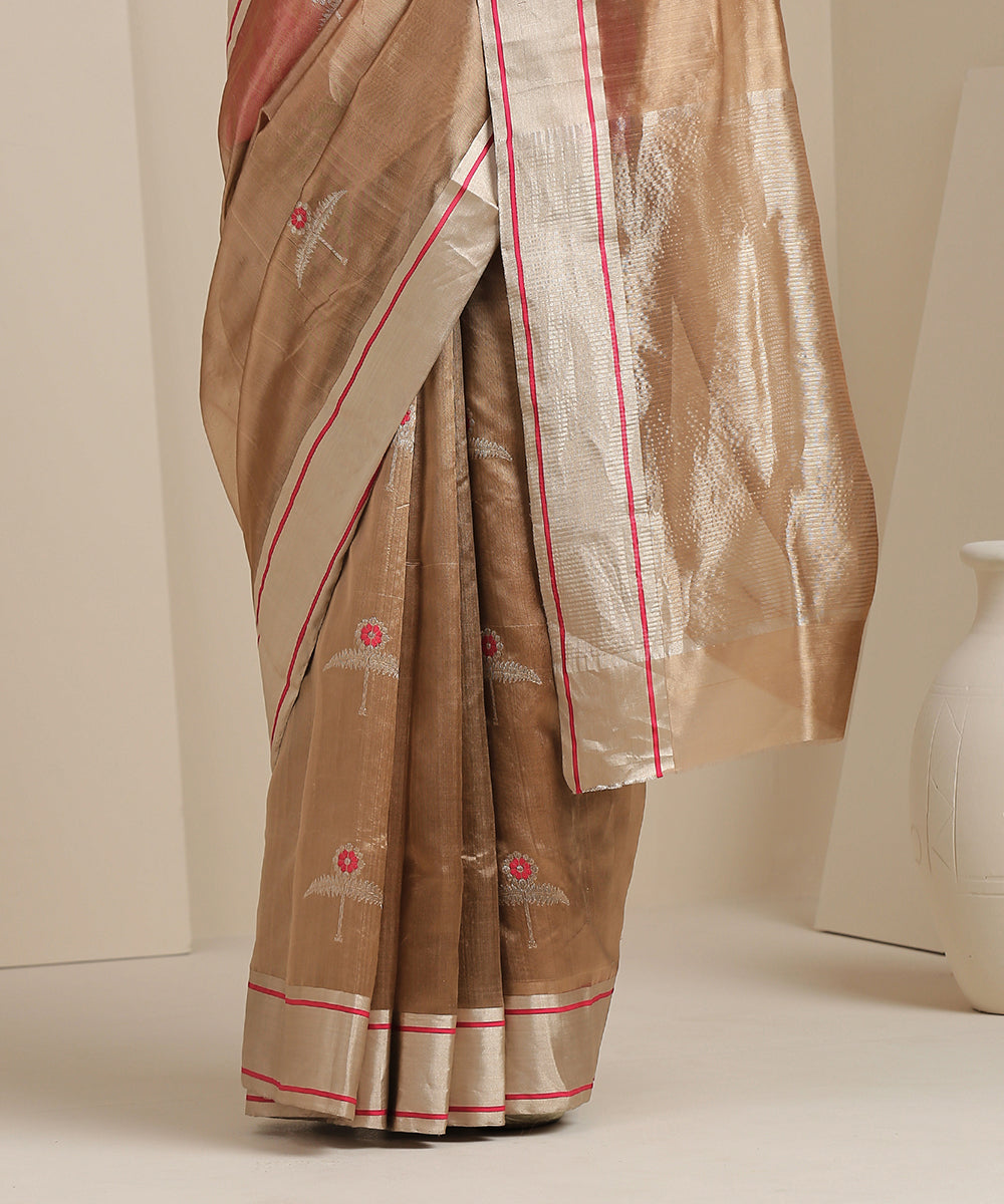 Handloom_Beige_Chanderi_Silk_Saree_With_Silver_Zari_Floral_Motif_WeaverStory_04