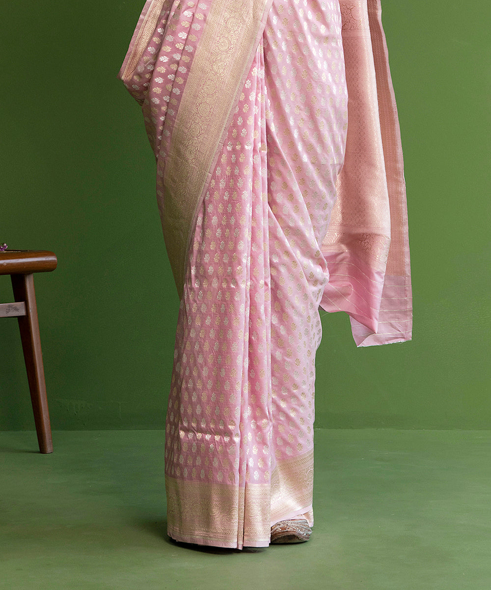 Baby_Pink_Handloom_Pure_Katan_Silk_Banarasi_Saree_With_Sona_Rupa_Zari_and_Small_Floral_Booti_WeaverStory_04