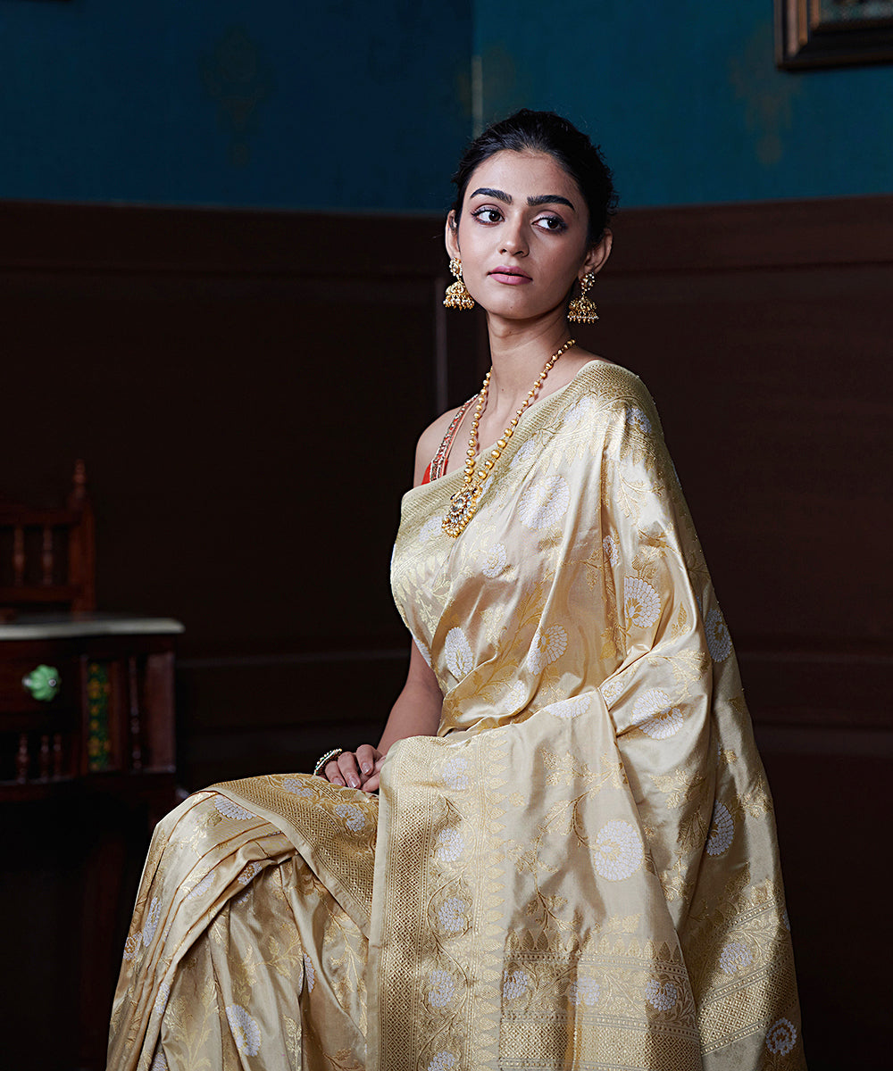 Beige_And_Gold_Handloom_Pure_Katan_Silk_Banarasi_Saree_With_Kadhwa_Sona_Rupa_Jaal_WeaverStory_01
