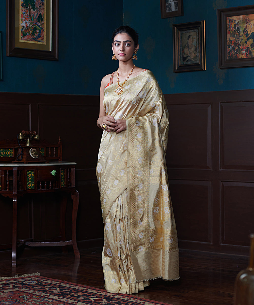 Beige_And_Gold_Handloom_Pure_Katan_Silk_Banarasi_Saree_With_Kadhwa_Sona_Rupa_Jaal_WeaverStory_02