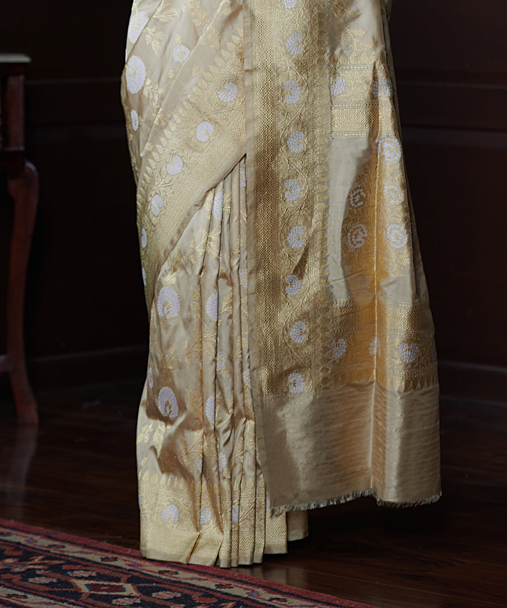 Beige_And_Gold_Handloom_Pure_Katan_Silk_Banarasi_Saree_With_Kadhwa_Sona_Rupa_Jaal_WeaverStory_04