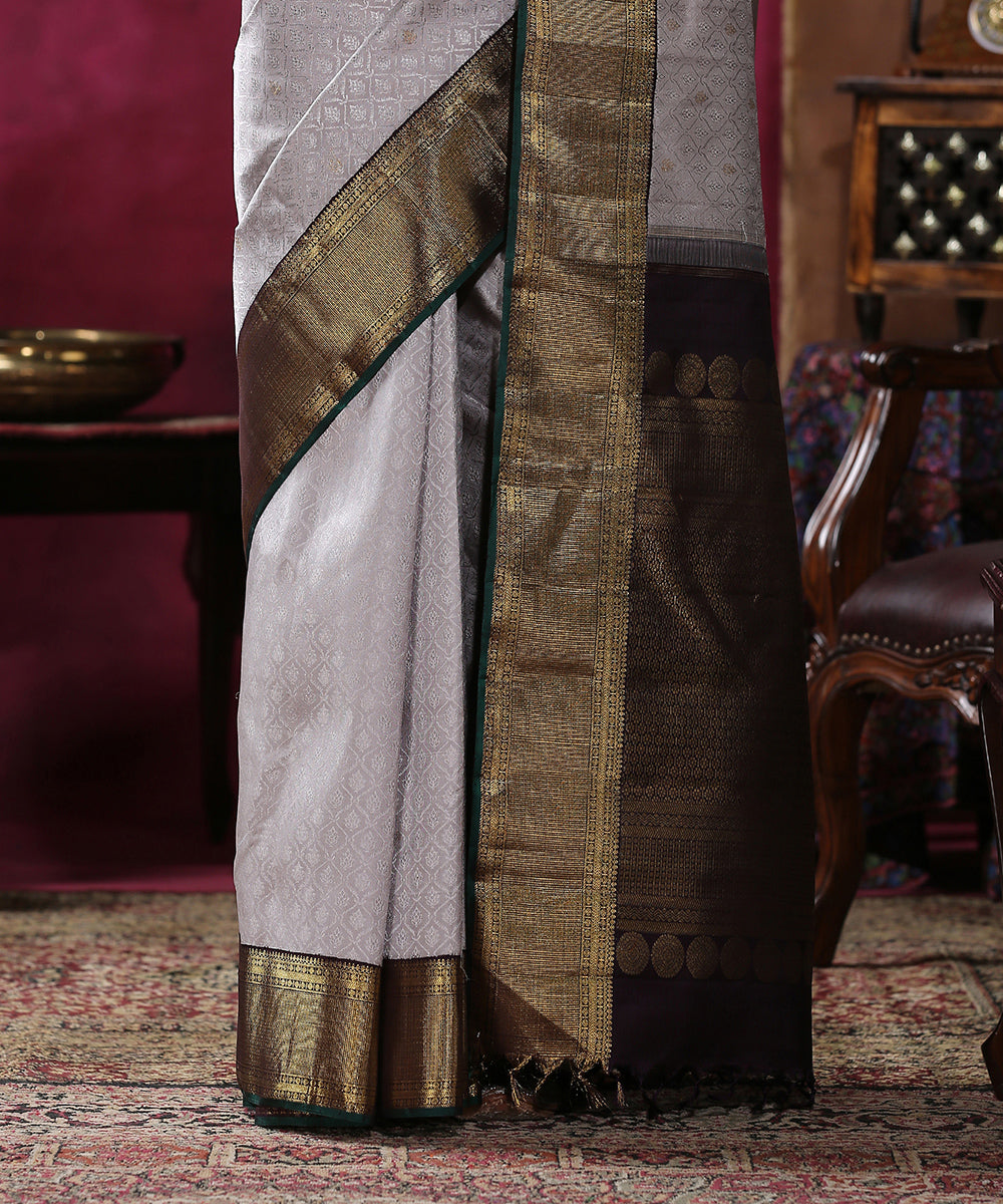 Handloom_Grey_Pure_Silk_Kanjivaram_Saree_With_Embossed_Weave_And_Purple_And_Gold_Border_WeaverStory_04