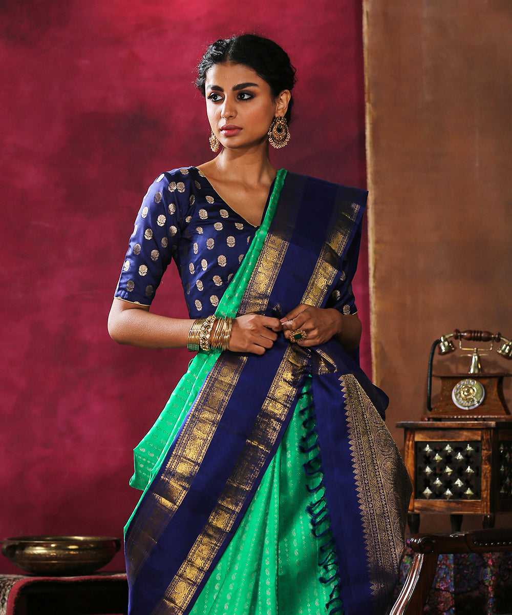 Green_Handloom_Pure_Silk_Kanjivaram_Saree_With_Blue_Borders_WeaverStory_01