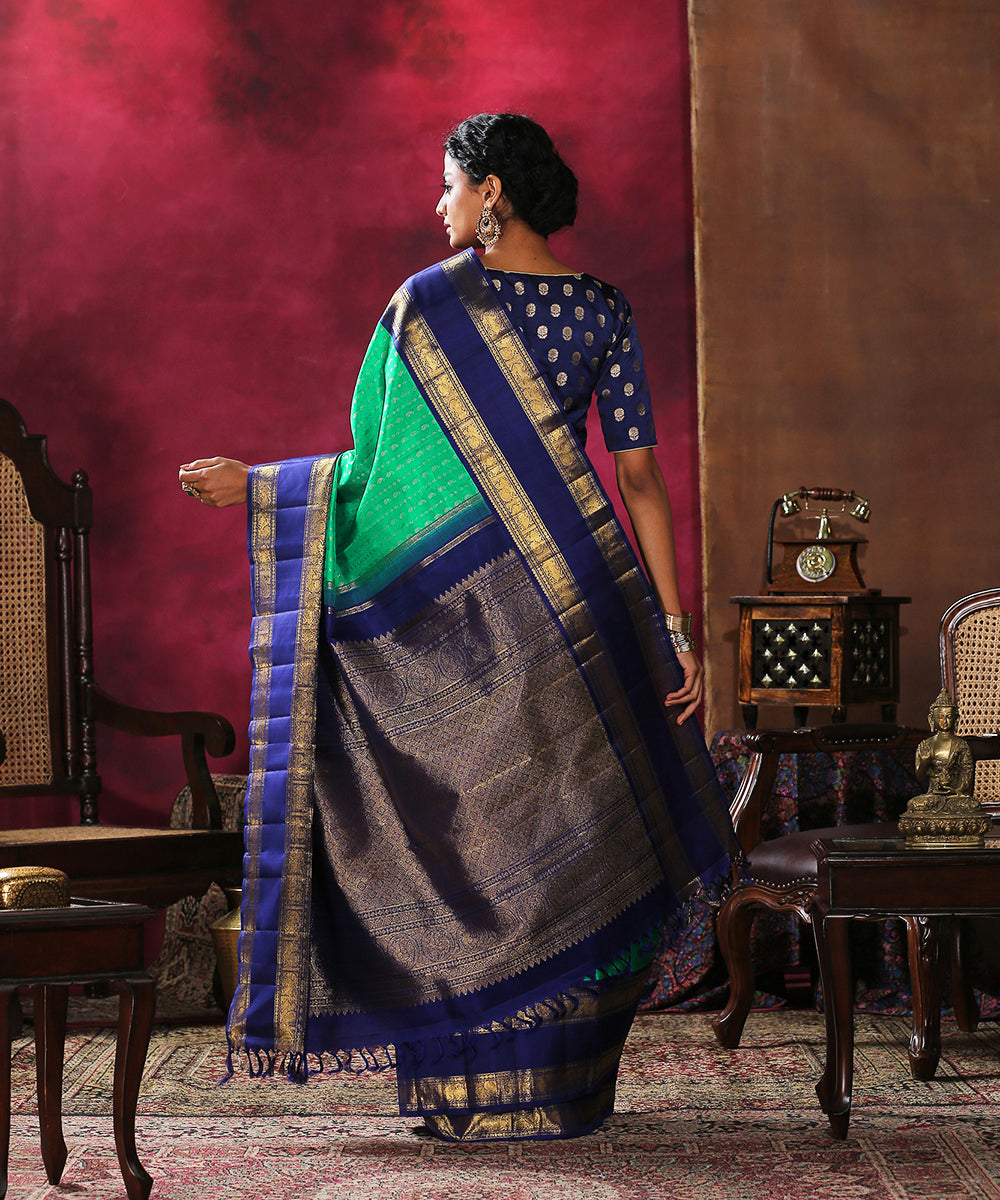 Green_Handloom_Pure_Silk_Kanjivaram_Saree_With_Blue_Borders_WeaverStory_03