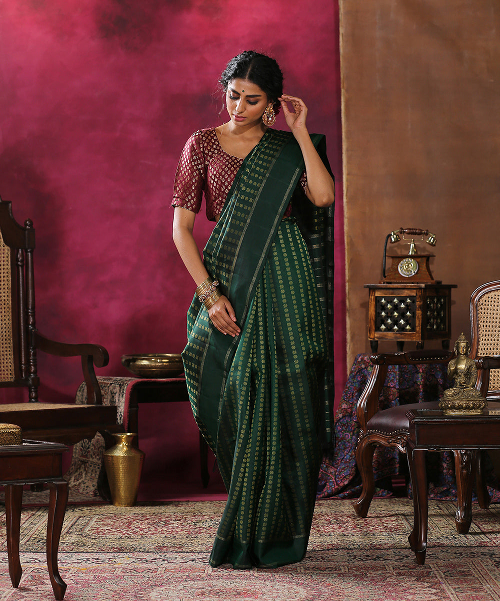 Handloom_Emerald_Green_And_Black_Thousand_Boota_Kanjivaram_Saree_With_Rich_Pure_Zari_Border_WeaverStory_02