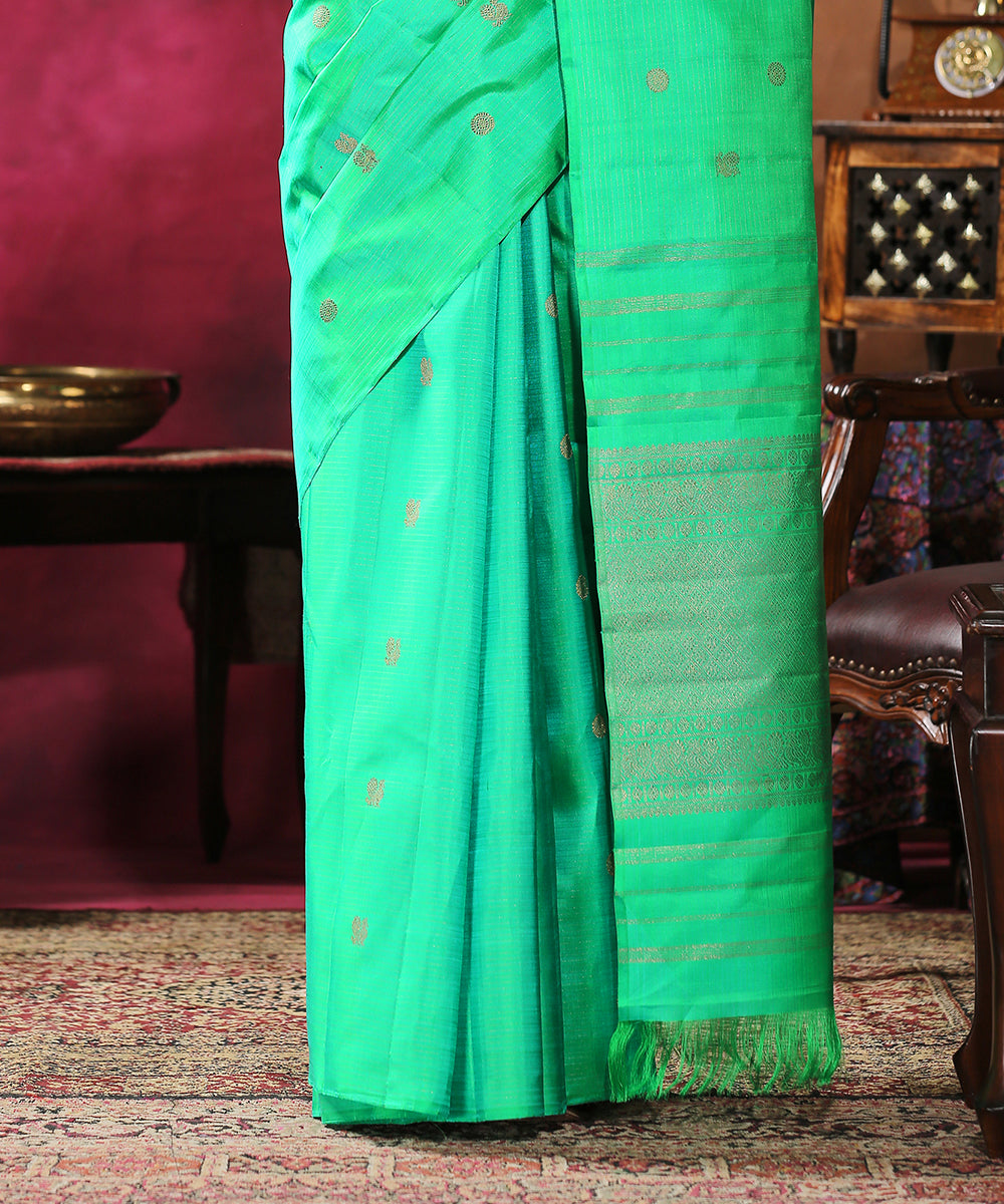 Aqua_Green_Handloom_Dual_Tone_Kanjivaram_Saree_With_Rudraksh_And_Annapakshi_Motifs_And_Rich_Pure_Zari_Pallu_WeaverStory_04