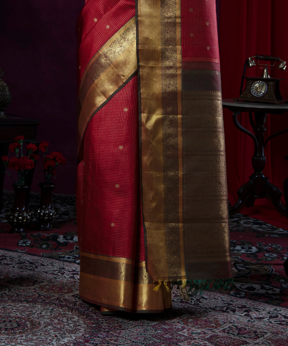 Handloom_Maroon_Vaira_Oosi_Pure_Zari_and_Pure_Silk_Kanjivaram_Saree_WeaverStory_04