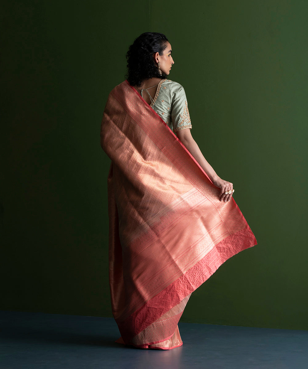 Handloom_Peach_Pure_Katan_Silk_Banarasi_Kimkhab_Saree_With_Pink_Kadhiyal_Border_WeaverStory_03