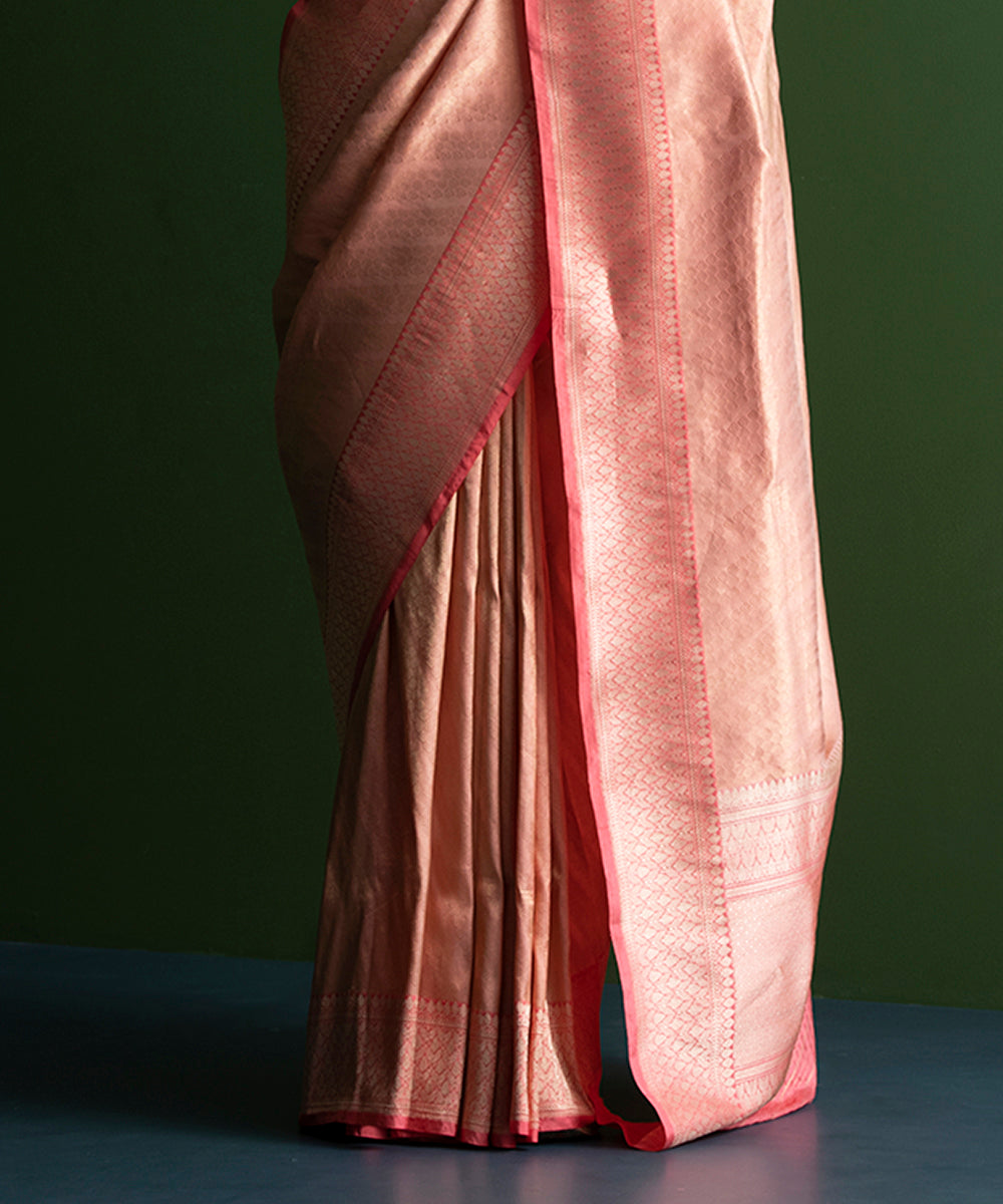 Handloom_Peach_Pure_Katan_Silk_Banarasi_Kimkhab_Saree_With_Pink_Kadhiyal_Border_WeaverStory_04