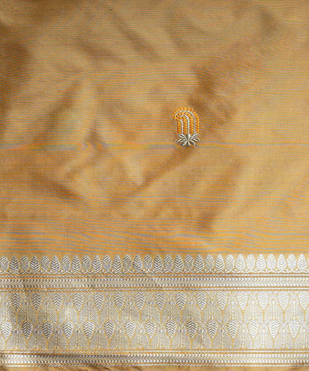 Gold_Handloom_Pure_Katan_Silk_Kimkhab_Banarasi_Saree_With_Mustard_Kadhiyal_Border_WeaverStory_05
