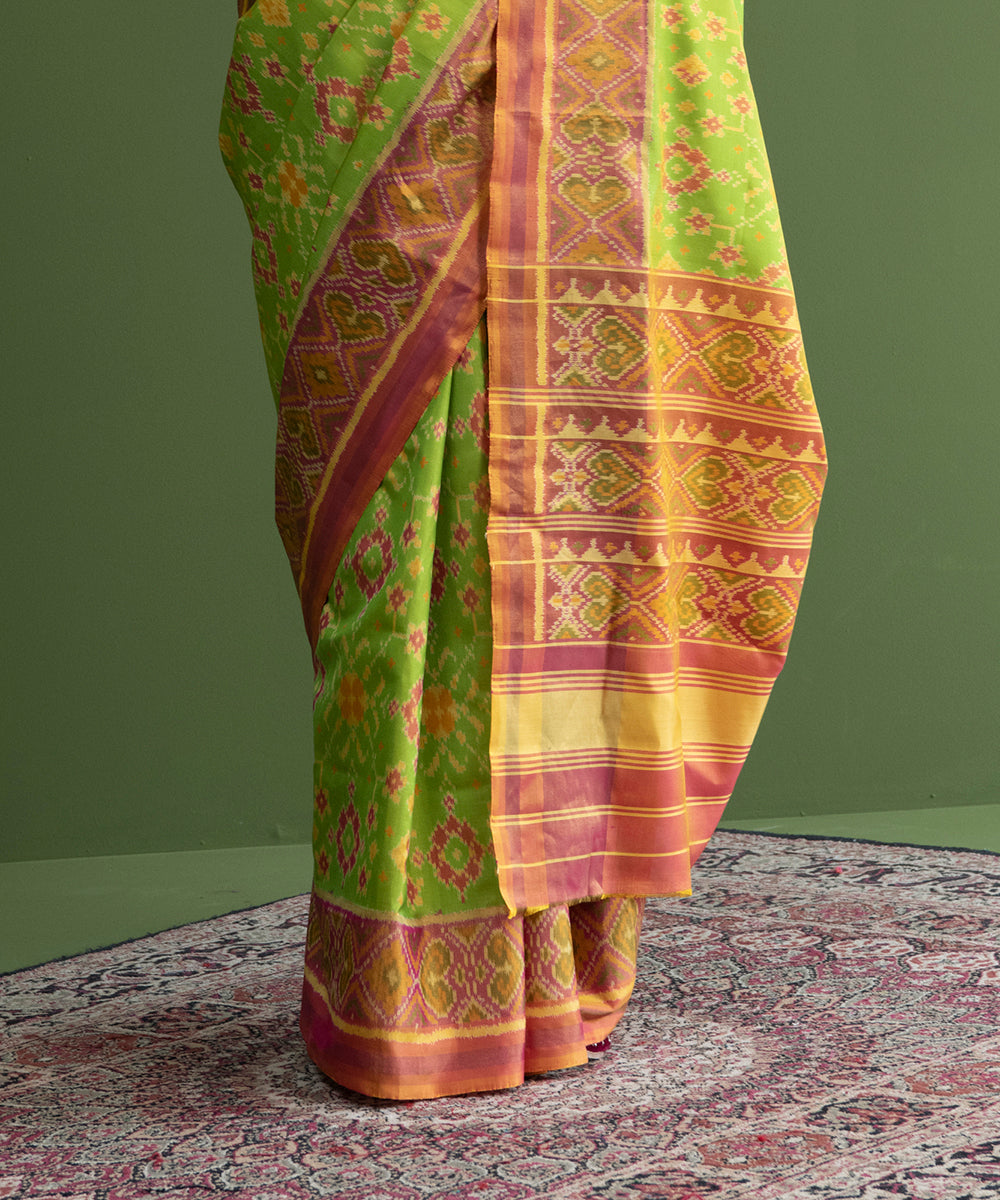 Green_And_Mustard_Handloom_Weft_Dyed_Single_Ikat_Rajkot_Patola_Saree_WeaverStory_04