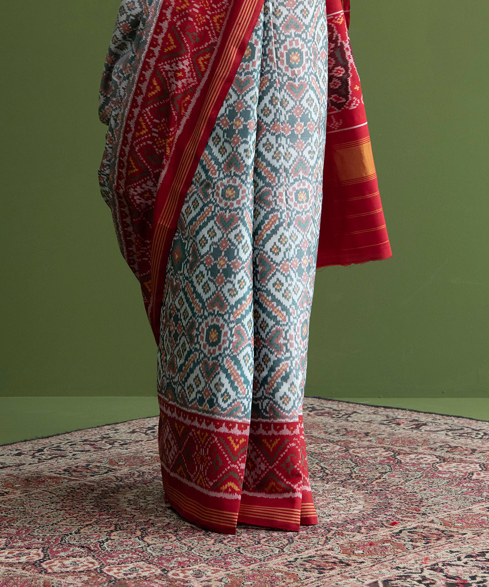 White_And_Red_Handloom_Single_Ikat_Weft_Dyed_8_Ply_Mulberry_Silk_Patola_Saree_WeaverStory_04