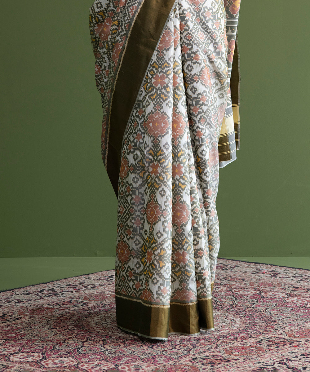 Handloom_White_Single_Ikat_Weft_Dyed_8_Ply_Mulberry_Silk_Patola_Saree_With_Antique_Tissue_Border_WeaverStory_03
