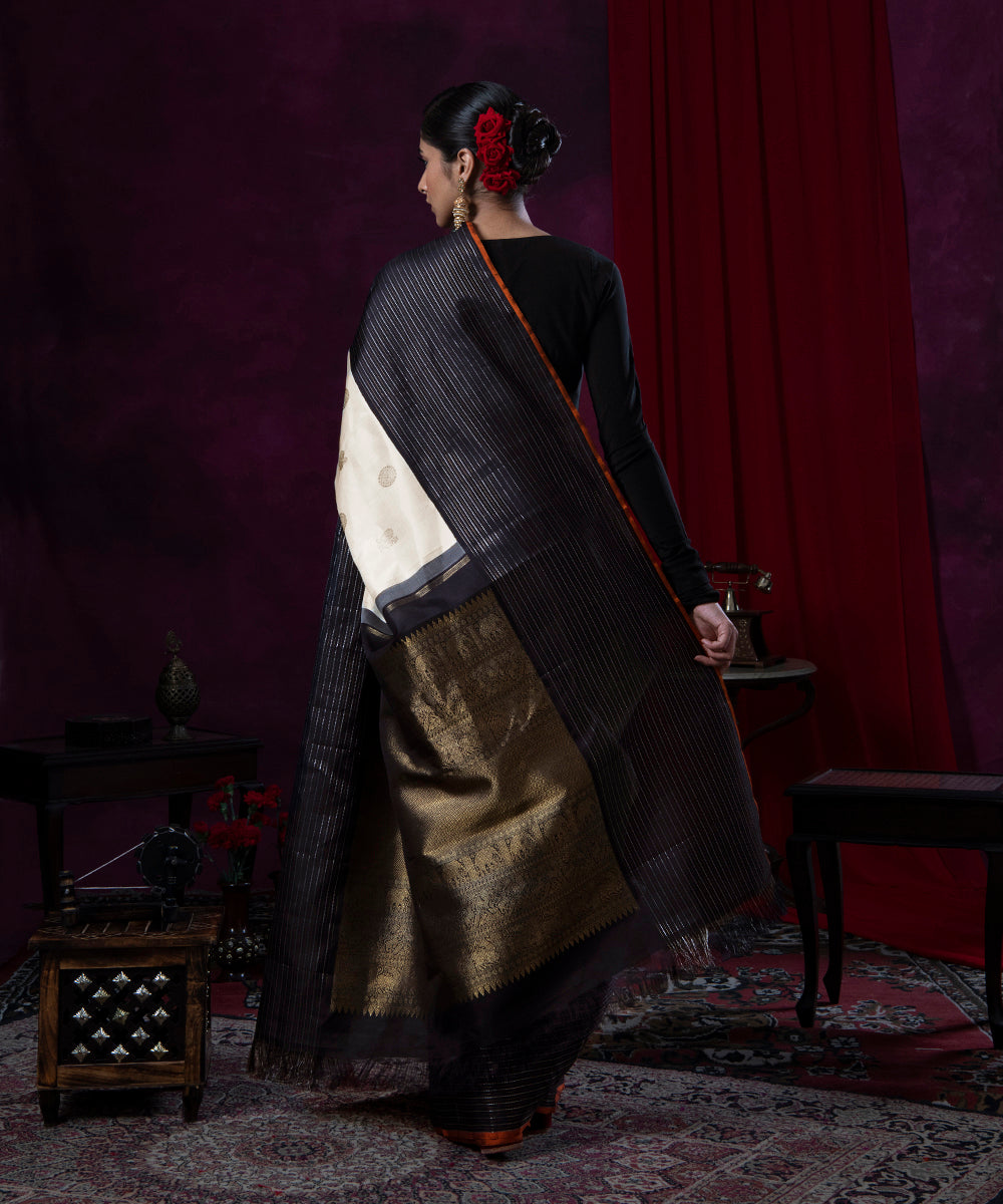 Handloom_Offwhite_And_Black_Pure_Zari_and_Silk_Kanjivaram_Saree_WeaverStory_03