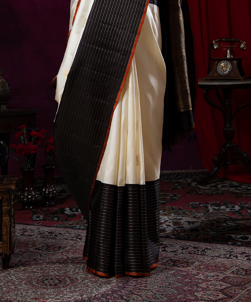 Handloom_Offwhite_And_Black_Pure_Zari_and_Silk_Kanjivaram_Saree_WeaverStory_04