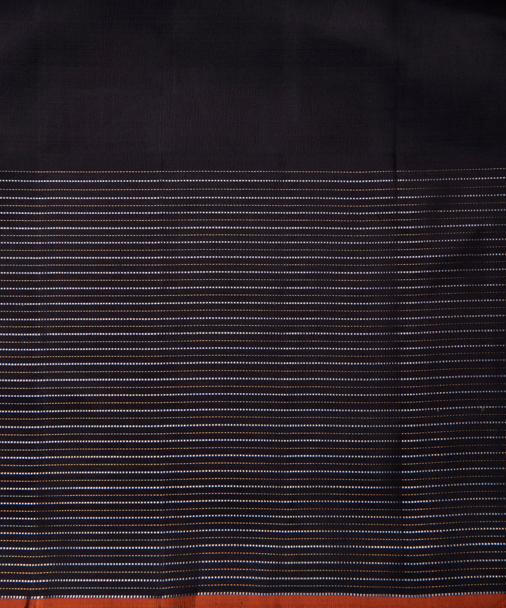 Handloom_Offwhite_And_Black_Pure_Zari_and_Silk_Kanjivaram_Saree_WeaverStory_05