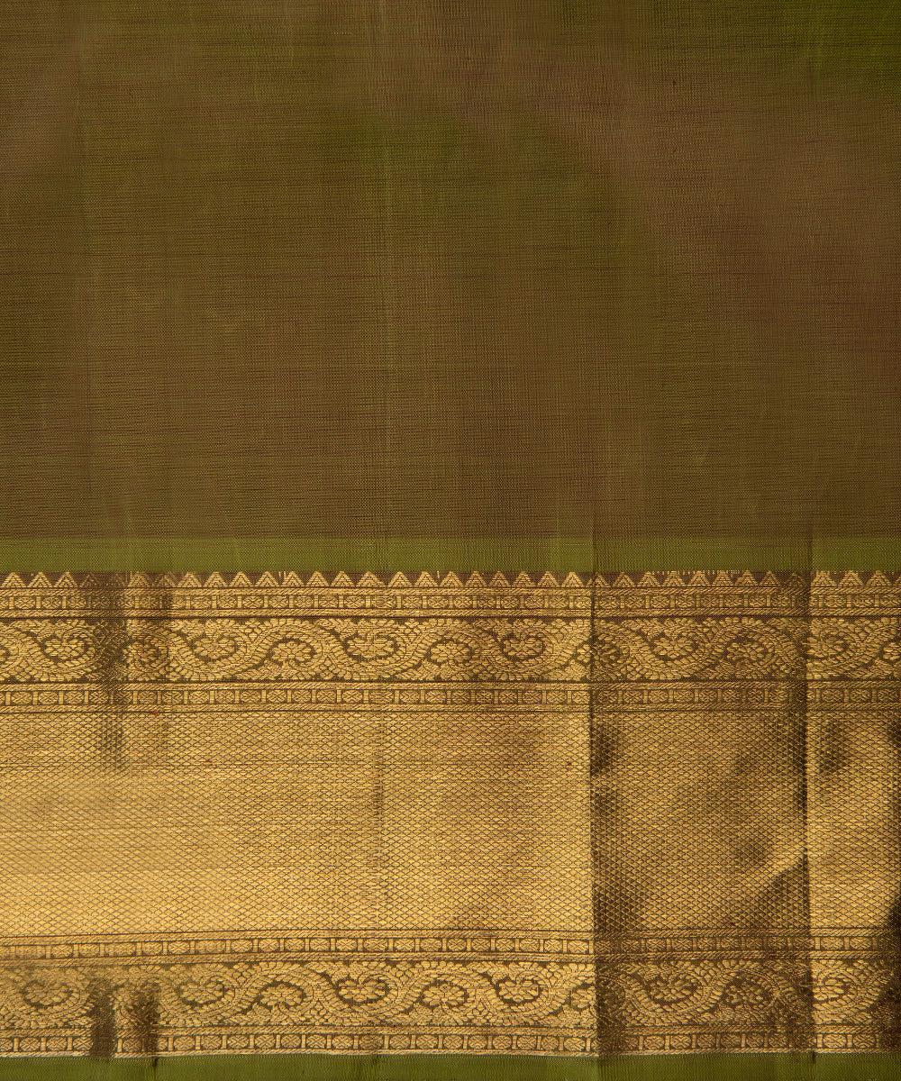 Handloom_Wine_And_Green_Pure_Zari_Kanjivaram_Saree_WeaverStory_05