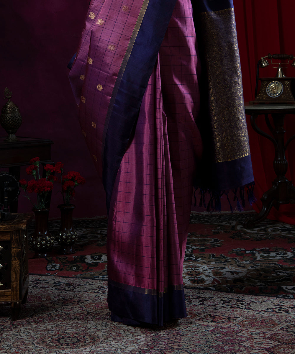 Handloom_Mauve_Pure_Silk_Kanjivaram_Saree_And_Plain_Blue_Border_WeaverStory_04