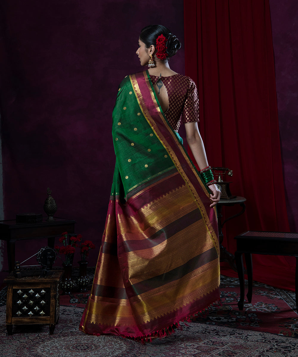 Emerald_Green_Handloom_Pure_Silk_Kanjivaram_Saree_With_Rudraksha_Border_WeaverStory_03