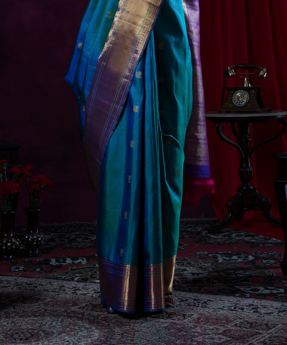 Handloom_Blue_And_Green_Dual_Tone_Vaira_Oosi_Pure_Silk_Kanjivaram_Saree_WeaverStory_04