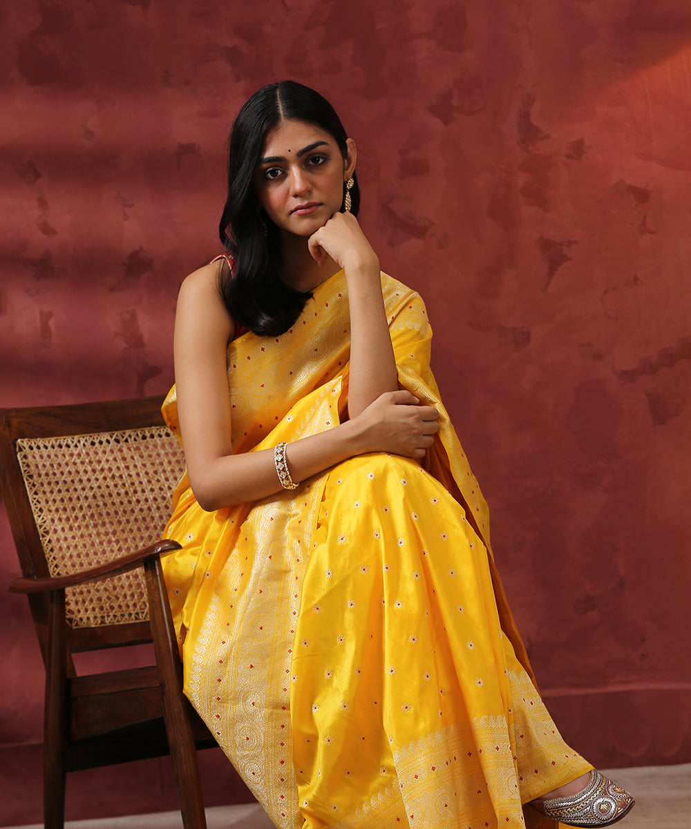 Handloom_Yellow_Pure_Katan_Silk_Guldaudi_Boota_Banarasi_Saree_WeaverStory_01