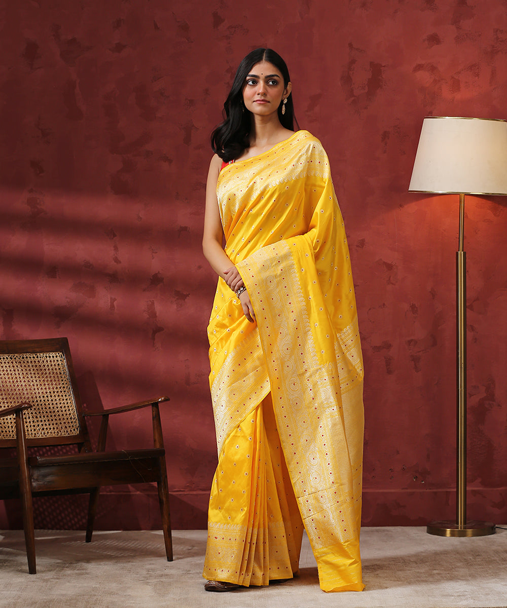 Handloom_Yellow_Pure_Katan_Silk_Guldaudi_Boota_Banarasi_Saree_WeaverStory_02