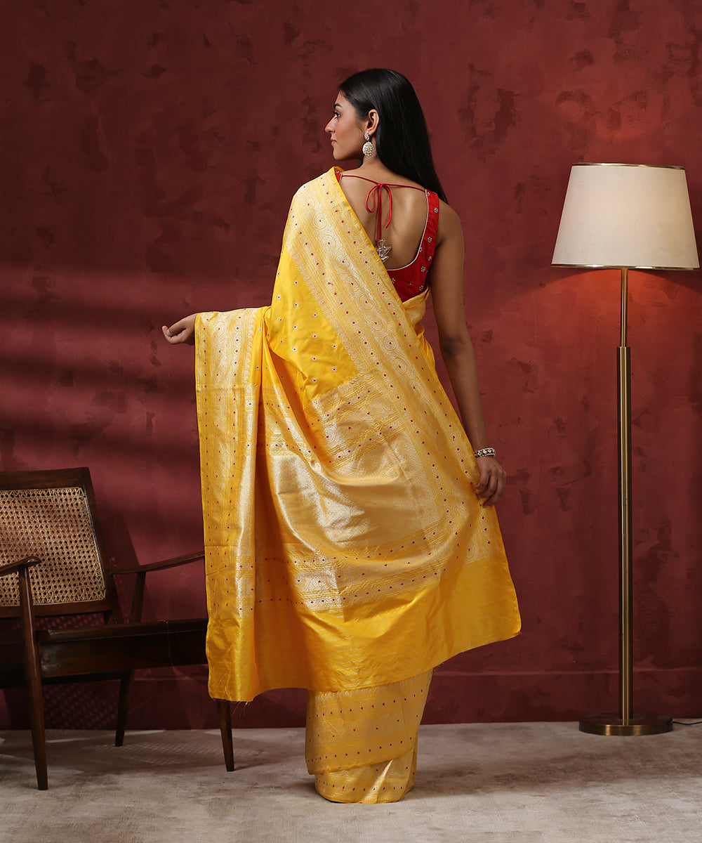 Handloom_Yellow_Pure_Katan_Silk_Guldaudi_Boota_Banarasi_Saree_WeaverStory_03