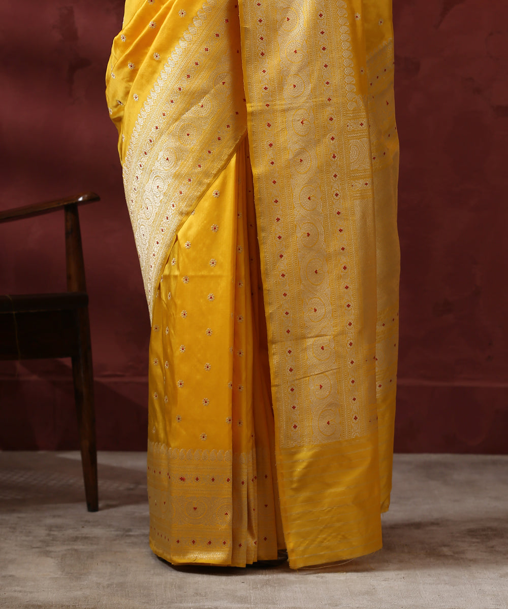 Handloom_Yellow_Pure_Katan_Silk_Guldaudi_Boota_Banarasi_Saree_WeaverStory_04