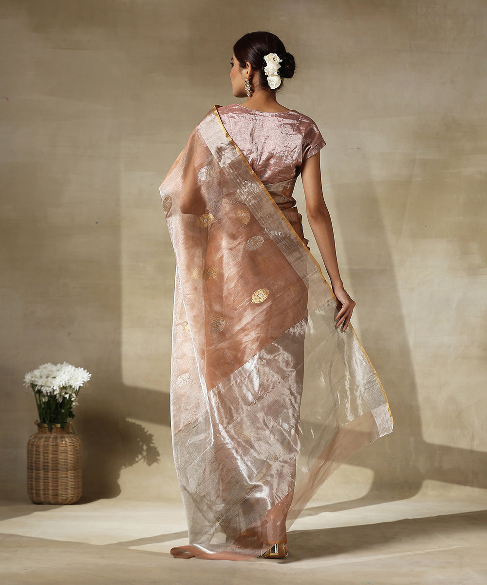 Handloom_Peach_And_Silver_Tissue_Chanderi_Saree_With_Eknaliya_Silver_Booti_WeaverStory_03