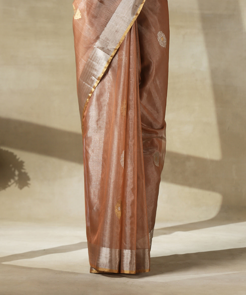 Handloom_Peach_And_Silver_Tissue_Chanderi_Saree_With_Eknaliya_Silver_Booti_WeaverStory_04