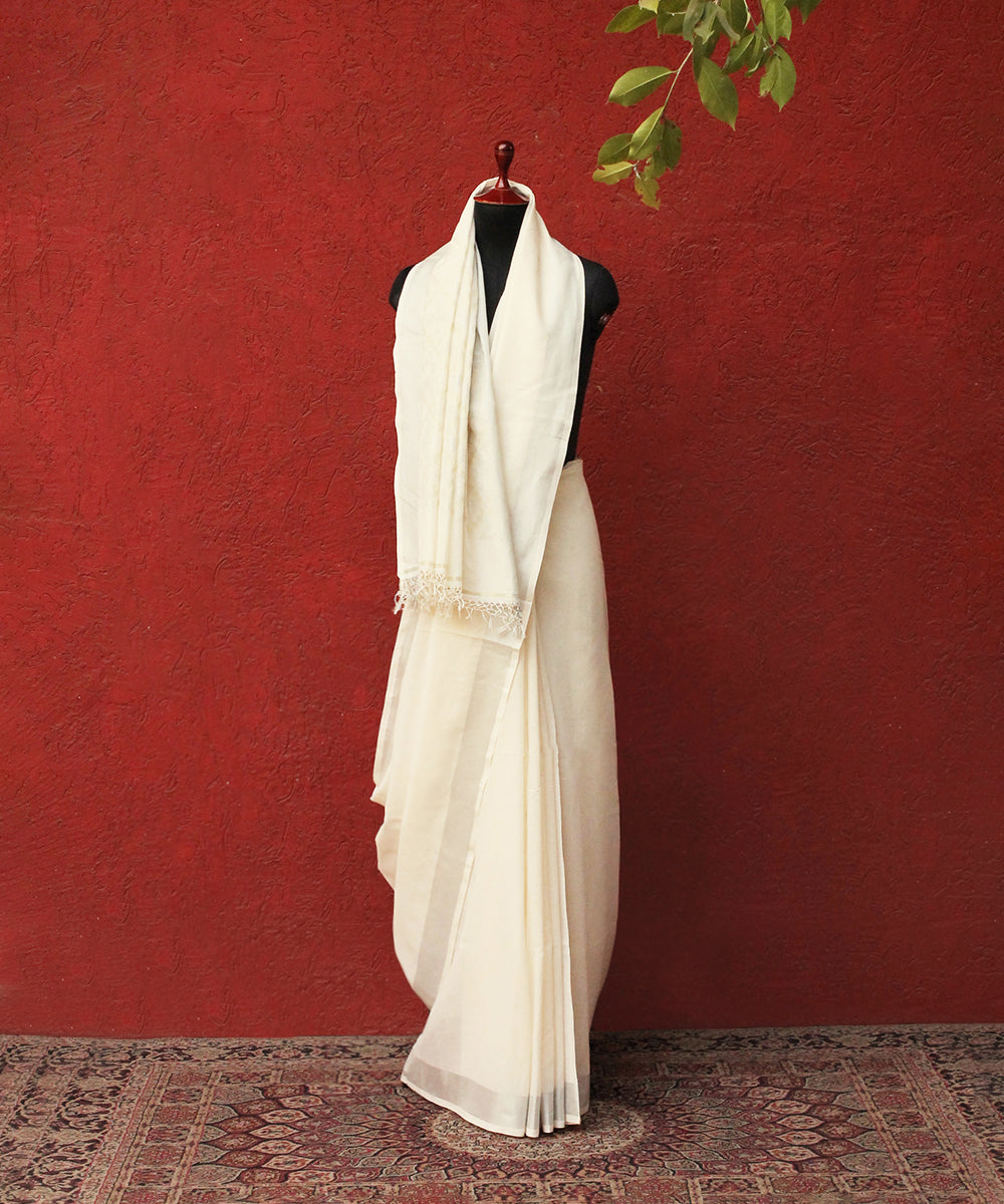 White_Handloom_Cotton_Jamdani_Saree_With_Silver_Border_WeaverStory_03