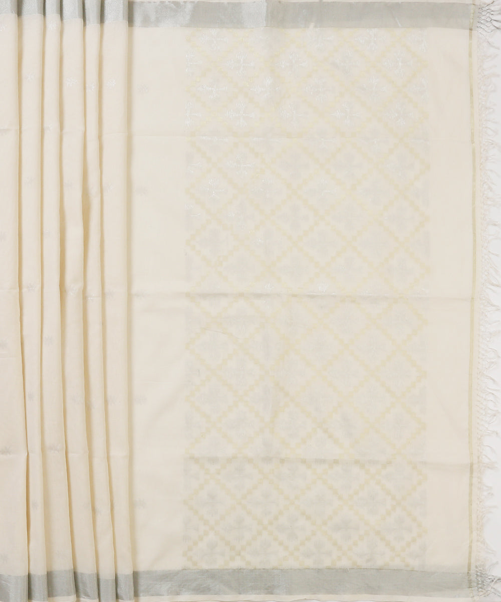 White_Handloom_Cotton_Jamdani_Saree_With_Silver_Border_WeaverStory_04