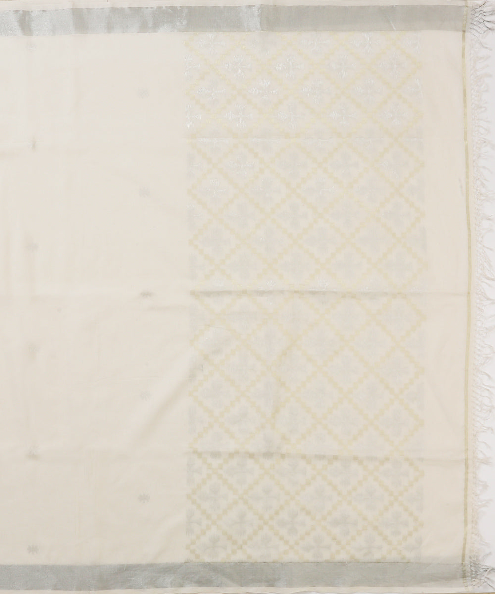 White_Handloom_Cotton_Jamdani_Saree_With_Silver_Border_WeaverStory_05