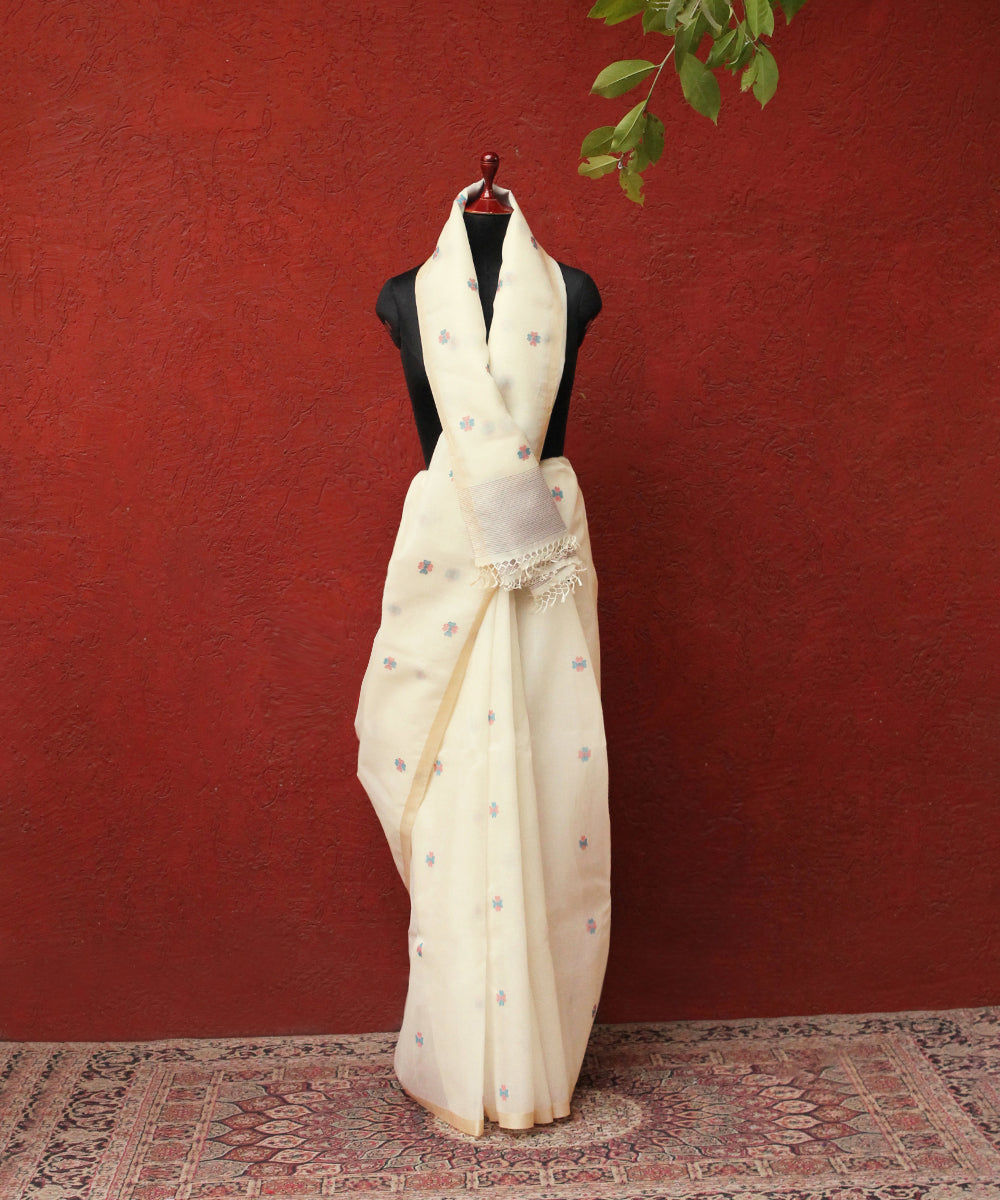 Handloom_Offwhite_Silk_Muslin_Jamdani_Saree_With_Floral_Booti_WeaverStory_03
