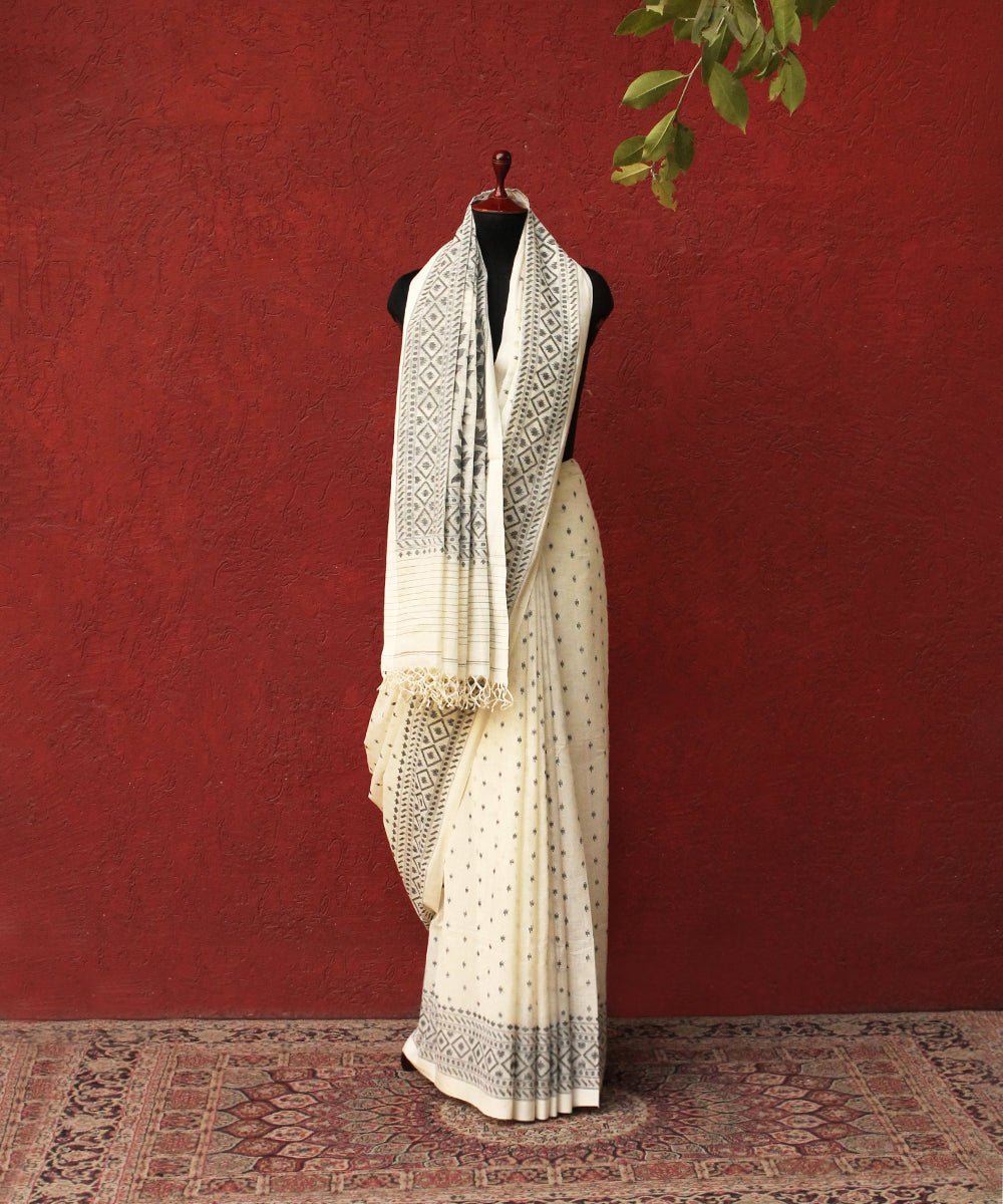 Handloom_Beige_Cotton_Jamdani_Saree_With_Black_Thread_Weave_WeaverStory_03