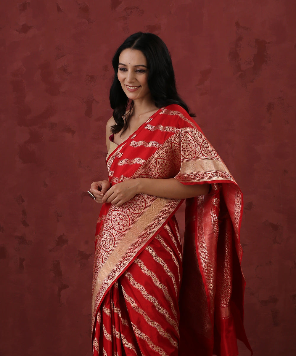 Handloom_Red_Pure_Katan_Silk_Banarasi_Saree_With_Diagonal_Bel_WeaverStory_01
