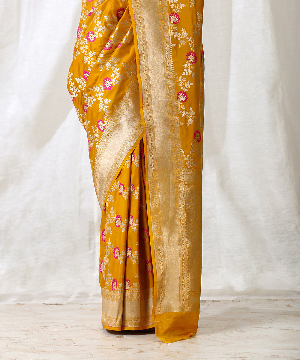 Mustard_Handloom_Pure_Katan_Silk_Banarasi_Saree_With_Pink_Meenakari_WeaverStory_04